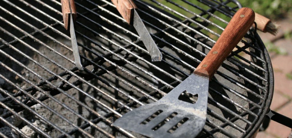 Grille de barbecue sale avec de la graisse cuite, prête à être nettoyer avec le savon noir