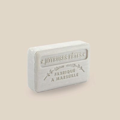 Photo produit prise de côté : Savonnette marseillaise au beurre de karité, de couleur gris argentée avec des paillettes, parfumée et estampillée Joyeuses fêtes en argent. Fabriqué à Marseille. 125g.