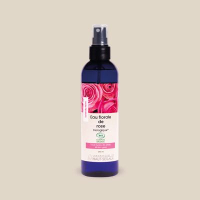 Photo produit : Eau florale de rose biologique du Laboratoire du Haut-Séguala, présentée dans un flacon bleu à pompe (spray) avec bouchon et une boîte recyclée, 250 ml.