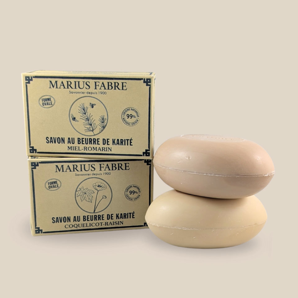 Photo produit : Savons au beurre de karité et à l'huile d'amande douce, viennent dans une boîte recyclée.