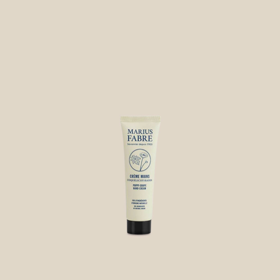 Photo produit : Crème mains au beurre de karité et à l'huile d'amande douce, parfumé coquelicot-raisin, vient dans un petit tube avec bouchon vissable. 30 ml