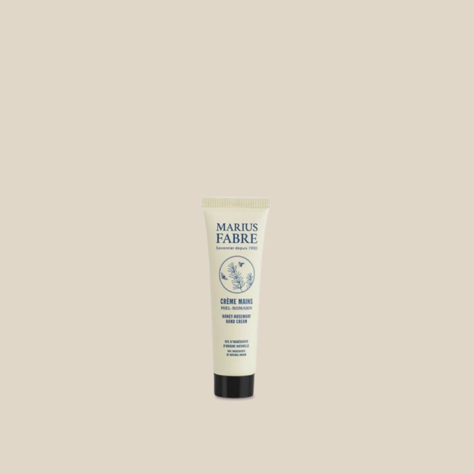 Photo produit : Crème mains au beurre de karité et à l'huile d'amande douce, parfumé miel-romarin, vient dans un petit tube avec bouchon vissable. 30 ml