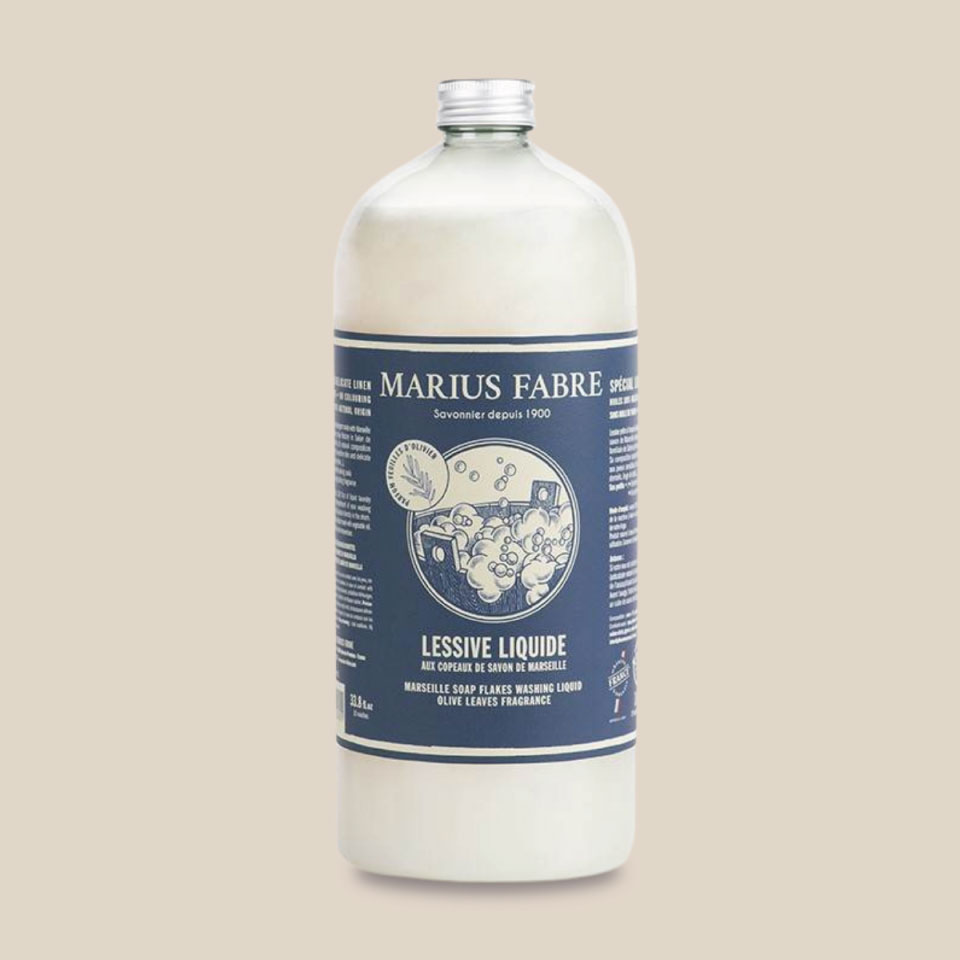 Photo produit : Lessive liquide aux copeaux de savon de Marseille, parfumée aux feuilles d'olivier, format 1 L. Dans une bouteille recyclable et bouchon dévissable.