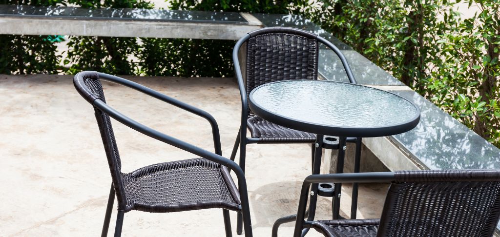 Mobilier de patio avec table vitrée et chaises en résine tressée propres et brillantes