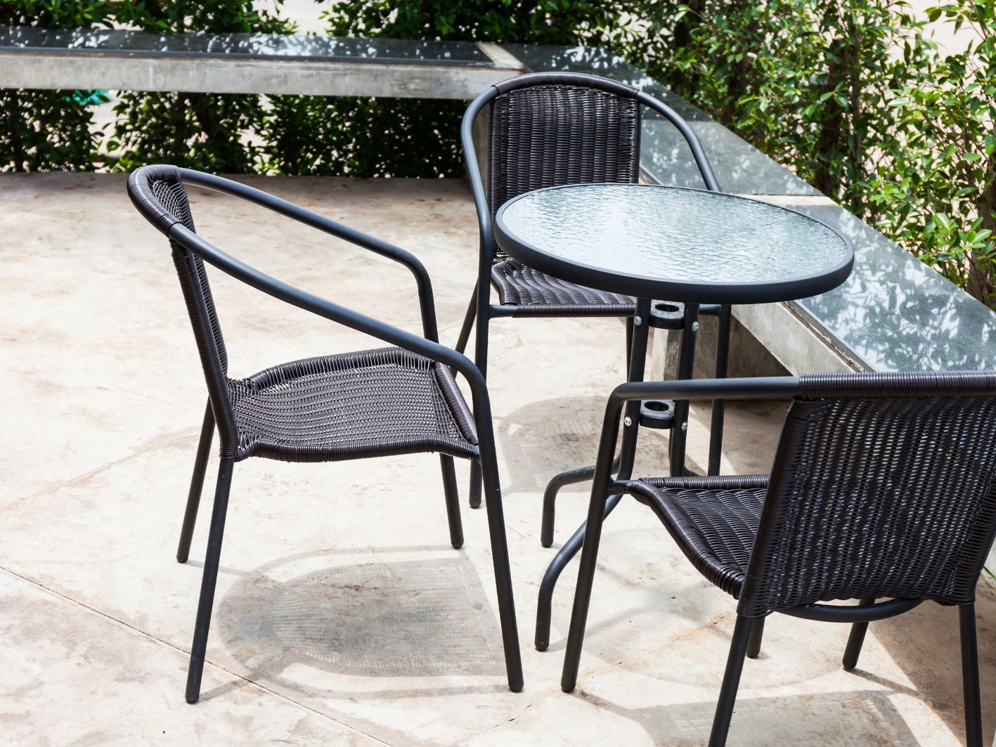 How to clean and revive garden furniture naturally?