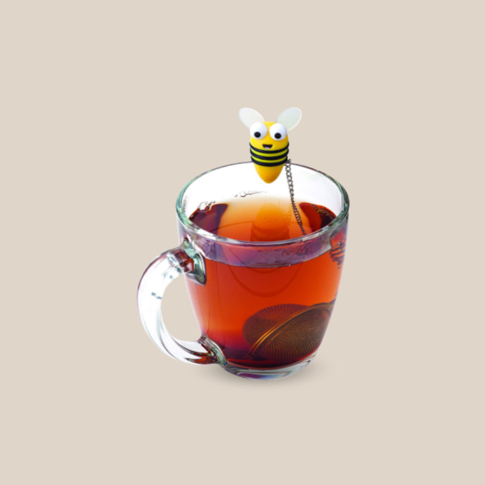 Bee infuser that brews tea in a cup